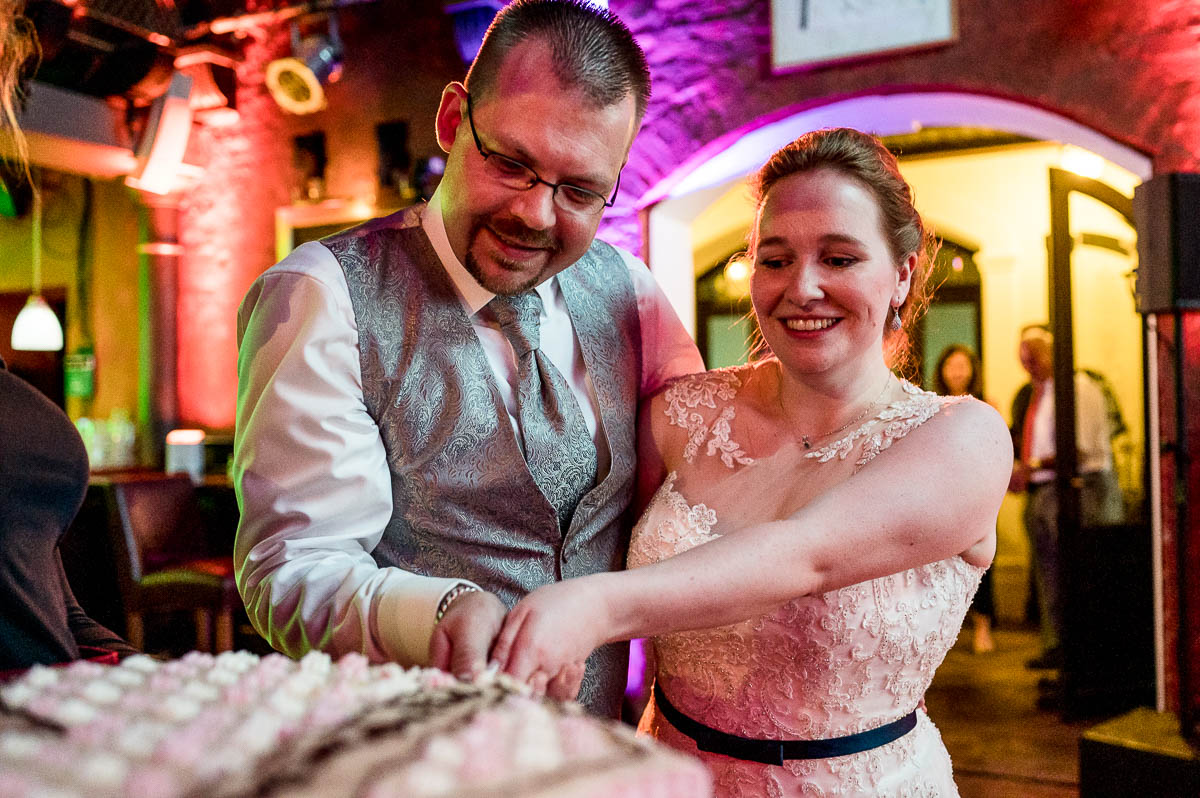 Hochzeitsfotograf Hamburg Hochzeitstortenanschnitt
