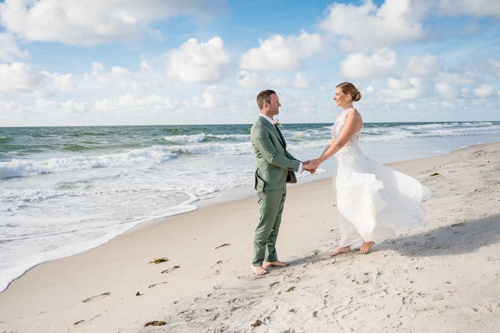 Hochzeitsfotograf Sylt Brautpaarportrait im Strandkorb am Strand in Kampen von Jochen Nölle