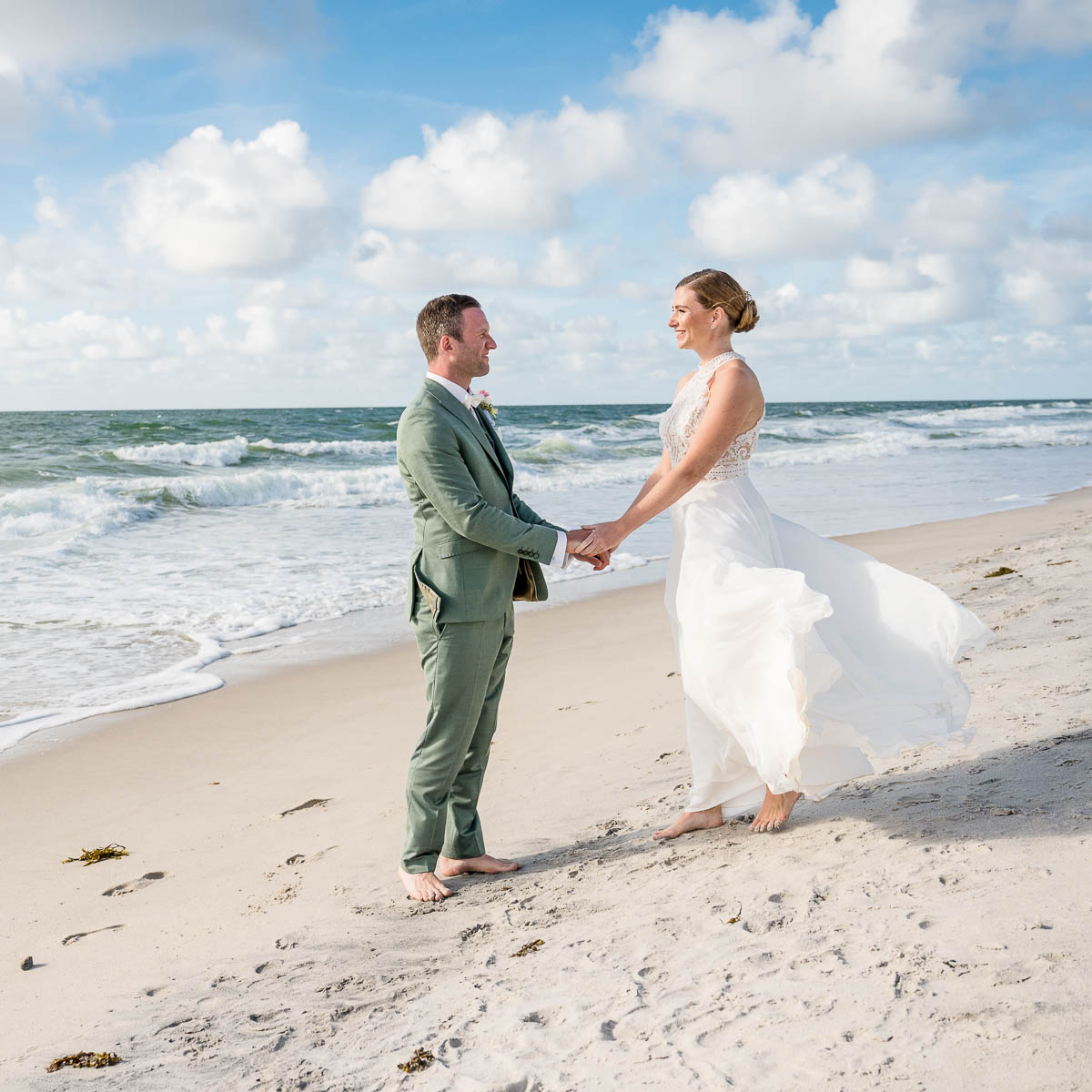 Hochzeitsfotograf Sylt Brautpaarportrait im Strandkorb am Strand in Kampen von Jochen Nölle