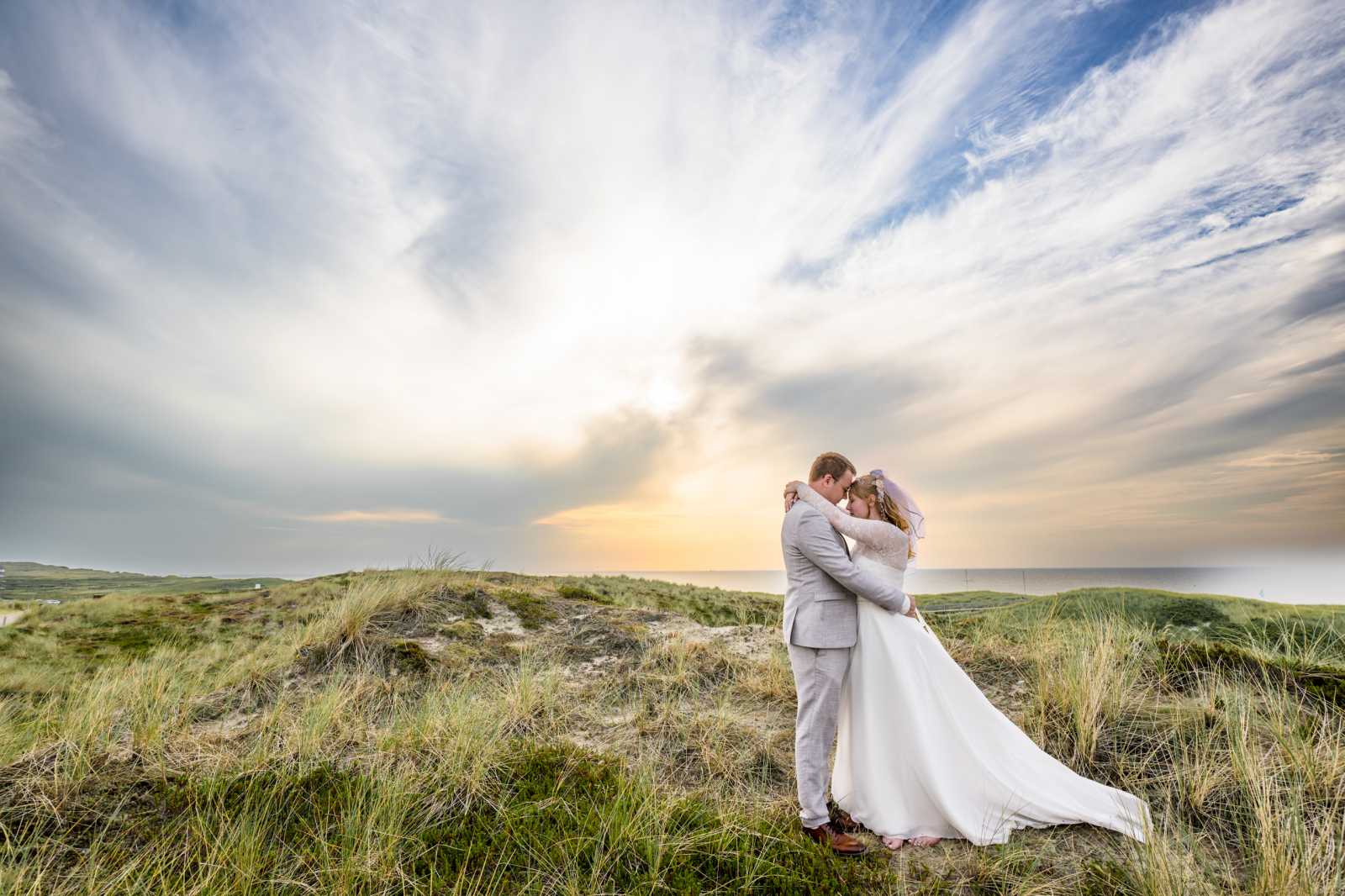Hochzeitsfotograf Sylt Brautpaarportrait in den Dünen von Kampen bei untergehender Sonne Jochen Nölle