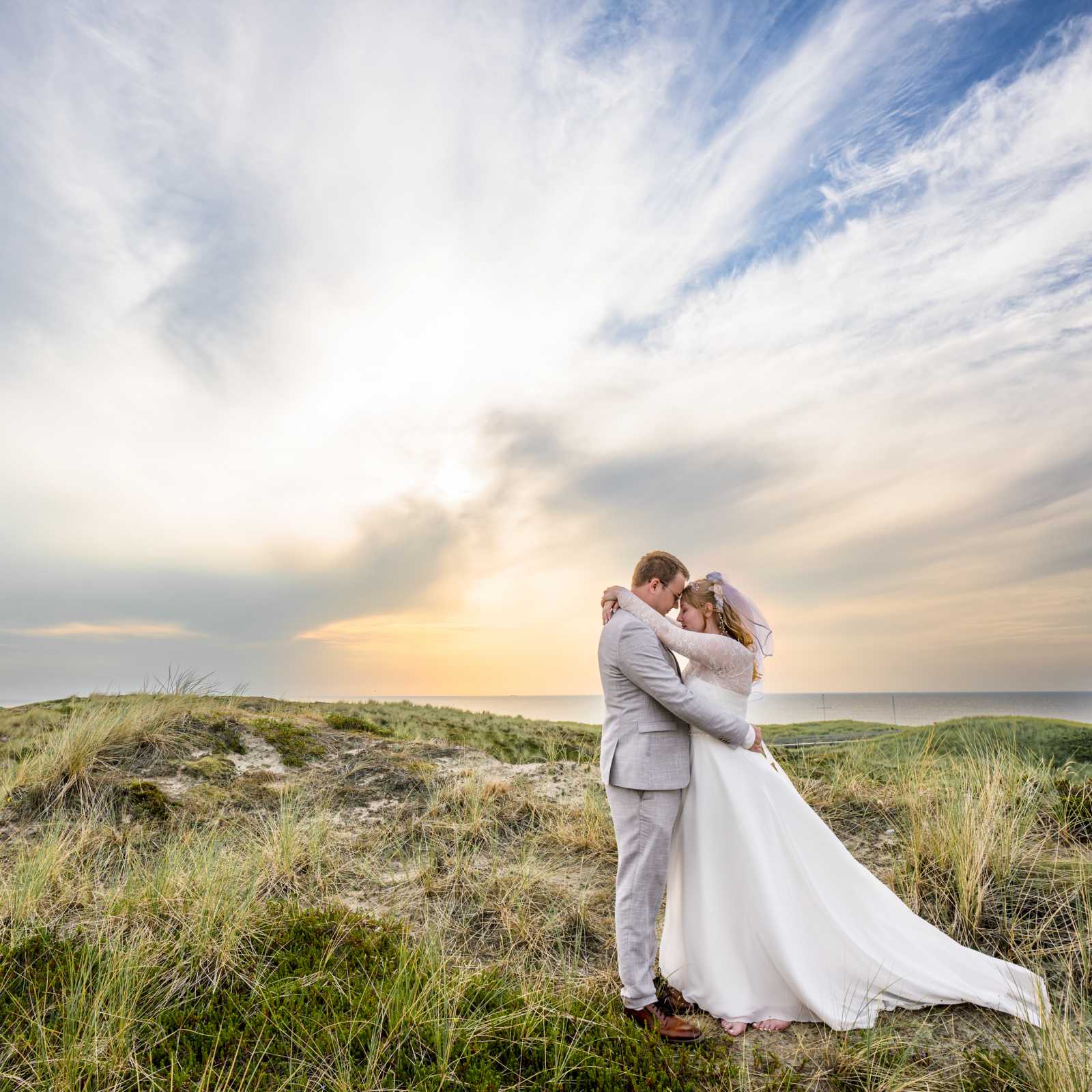 Hochzeitsfotograf Sylt Brautpaarportrait in den Dünen von Kampen bei untergehender Sonne Jochen Nölle